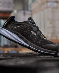 Keen Women's Vista Energy (Carbon-Fiber Toe) | Hydrangea/Black -Shoe Boutique Shop 1024594 PDP RightImage